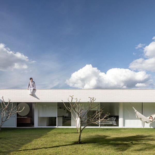 BLOCO Arquitetos - Casa de Ladrillos Blancos (Joana França)