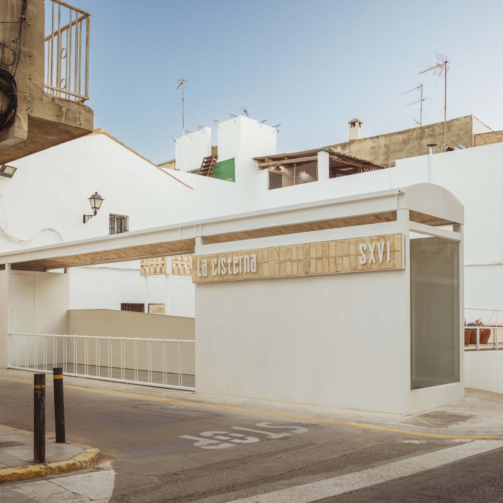 Mentrestant Arquitectura Cooperativa - Plaza de la Cisterna (Alejandro Gomez-Vives)