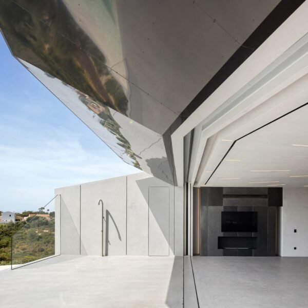 Sky Base One | Bespoke Architects (João Morgado)