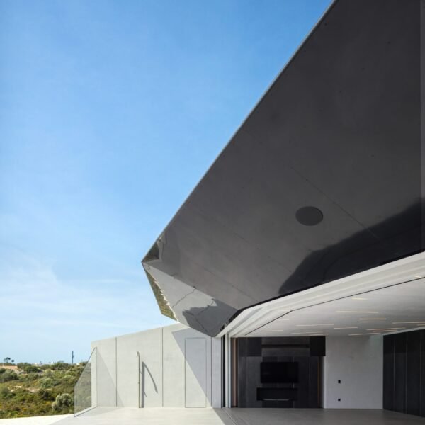 Sky Base One | Bespoke Architects (João Morgado)