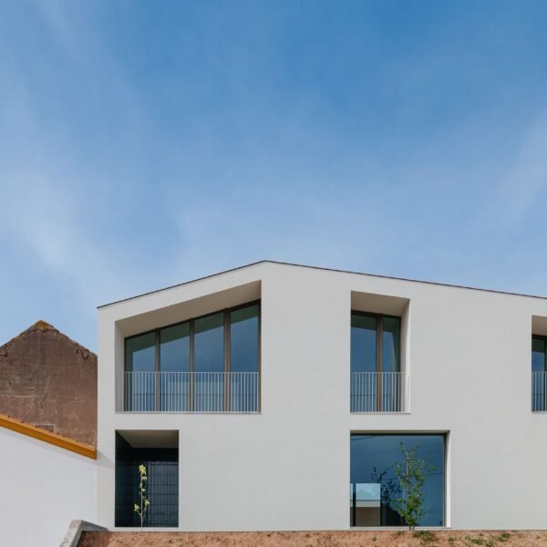 Volume Architecture Lisbon Studio - Casa Pátio IV (do mal o menos)