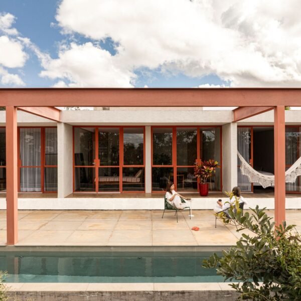 Esquadra Arquitetos - Casa de la Gruta (Joana França)