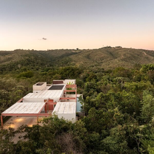 Esquadra Arquitetos - Casa de la Gruta (Joana França)