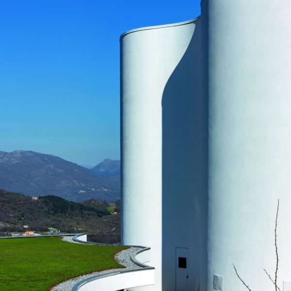 Mario Cucinella Architects - Iglesia Santa Maria Goretti (Duccio Malagamba)