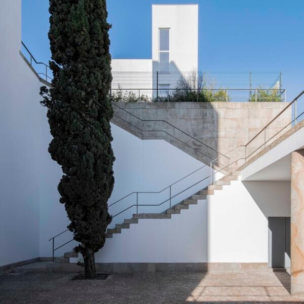 Álvaro Siza - Iglesia Marco de Canaveses (João Vitor Sarturi)