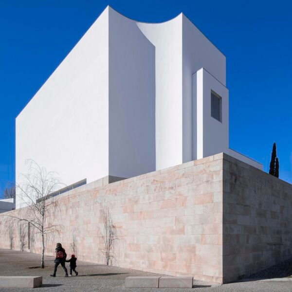 Álvaro Siza - Iglesia Marco de Canaveses (João Vitor Sarturi)