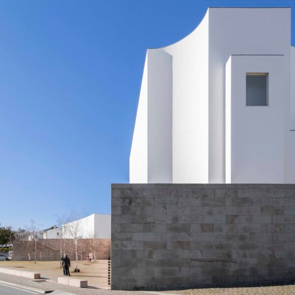 Álvaro Siza - Iglesia Marco de Canaveses (João Vitor Sarturi)