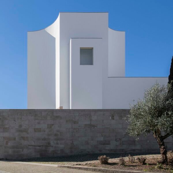 Álvaro Siza - Iglesia Marco de Canaveses (João Vitor Sarturi)