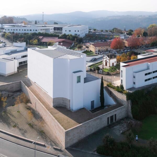 Álvaro Siza - Iglesia Marco de Canaveses (João Vitor Sarturi)