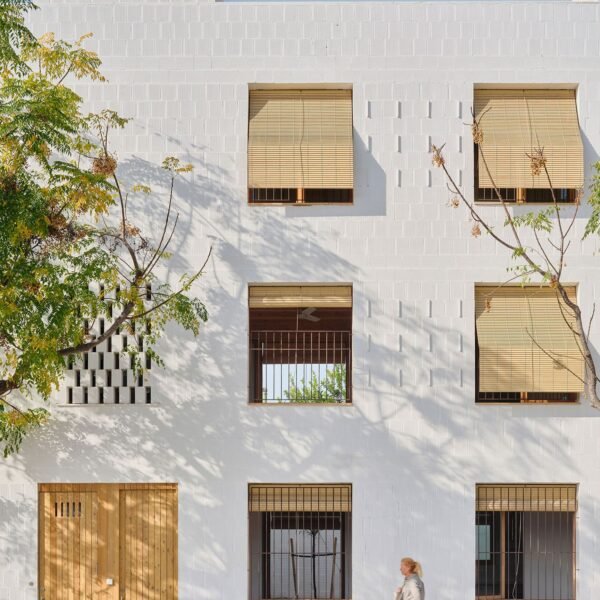 Carles Enrich Studio - 11 Viviendas sociales en Palma de Mallorca (Adrià Goula)