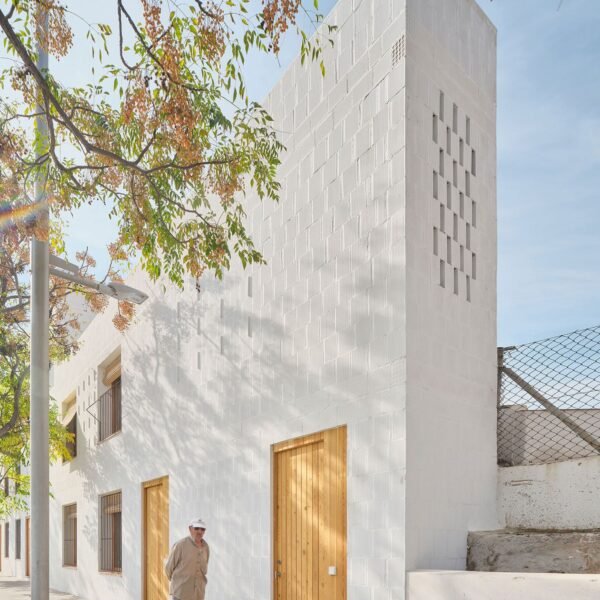 Carles Enrich Studio - 11 Viviendas sociales en Palma de Mallorca (Adrià Goula)