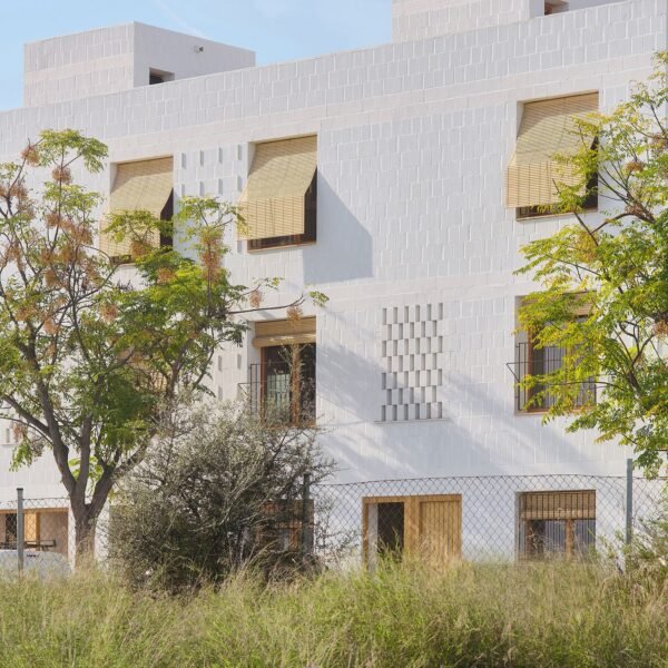 Carles Enrich Studio - 11 Viviendas sociales en Palma de Mallorca (Adrià Goula)