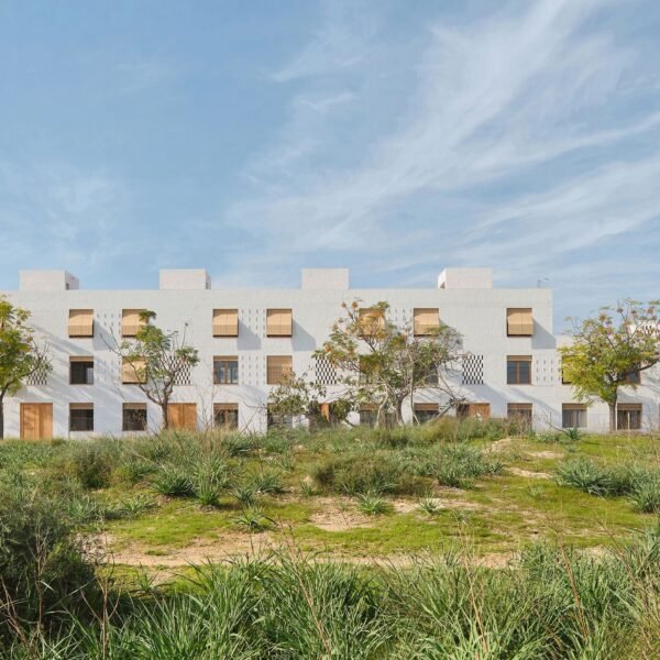 Carles Enrich Studio - 11 Viviendas sociales en Palma de Mallorca (Adrià Goula)