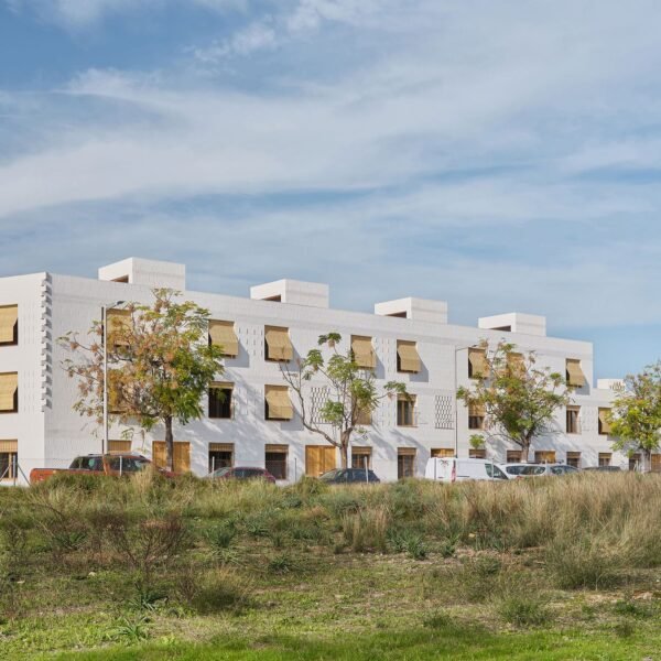 Carles Enrich Studio - 11 Viviendas sociales en Palma de Mallorca (Adrià Goula)
