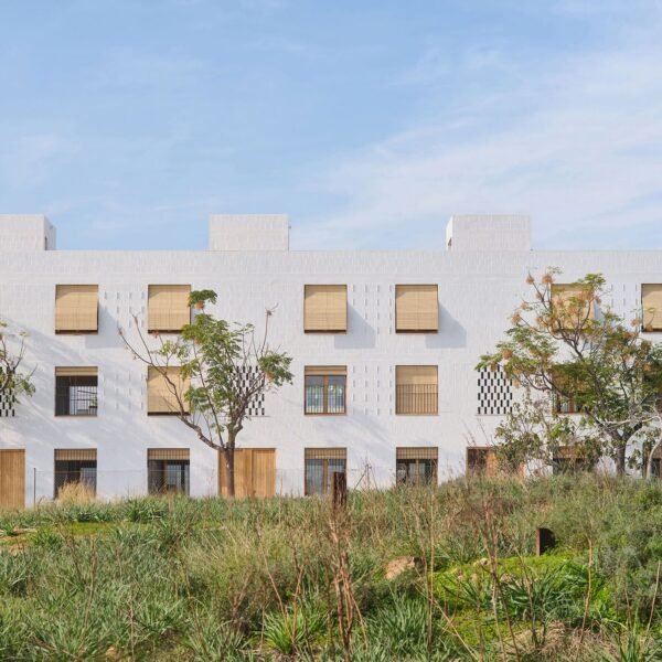 Carles Enrich Studio - 11 Viviendas sociales en Palma de Mallorca (Adrià Goula)