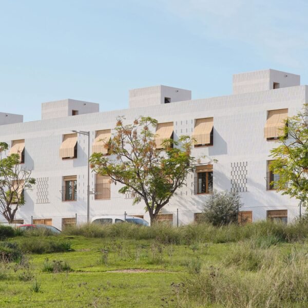 Carles Enrich Studio - 11 Viviendas sociales en Palma de Mallorca (Adrià Goula)
