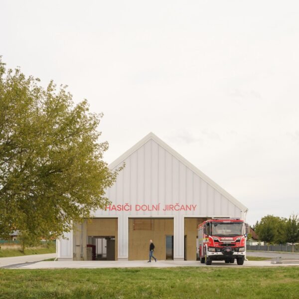 Soa Architekti - Estación de Bomberos de Jircany (Alex Shoots Buildings)