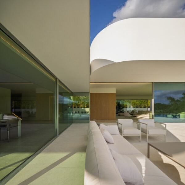 Fran Silvestre Arquitectos - Villa 18 en La Moraleja (Fernando Guerra)