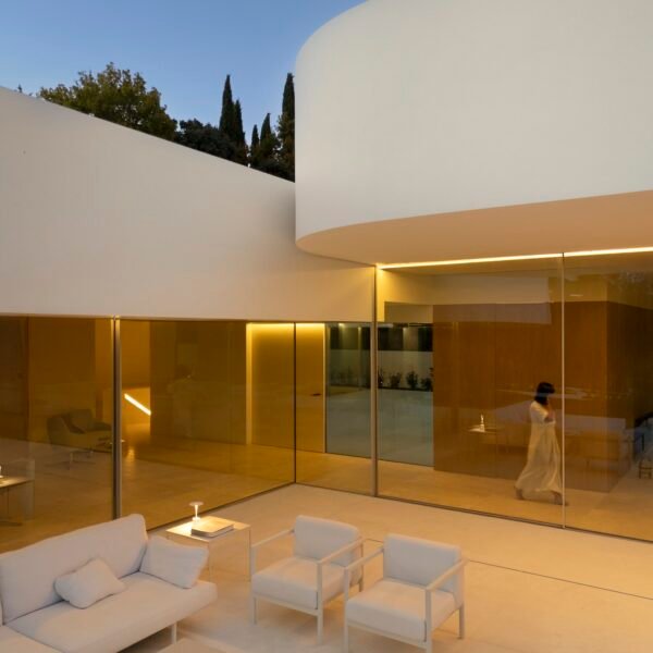 Fran Silvestre Arquitectos - Villa 18 en La Moraleja (Fernando Guerra)