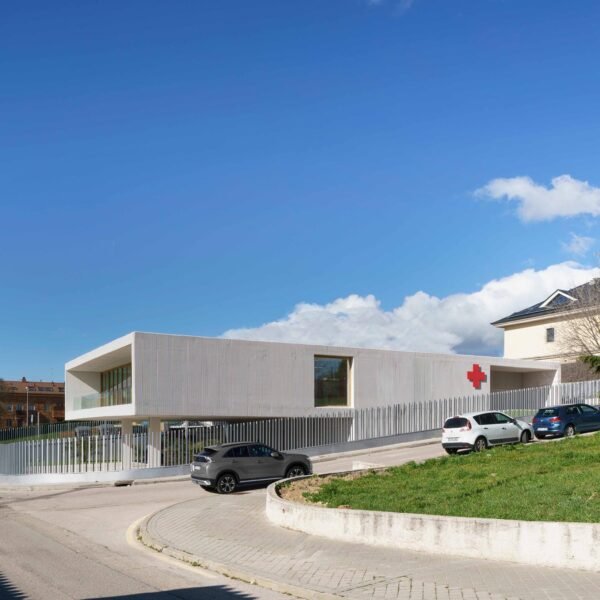 Israel Alba Estudio - Sede Cruz Roja (Jesús Granada y María Arias)