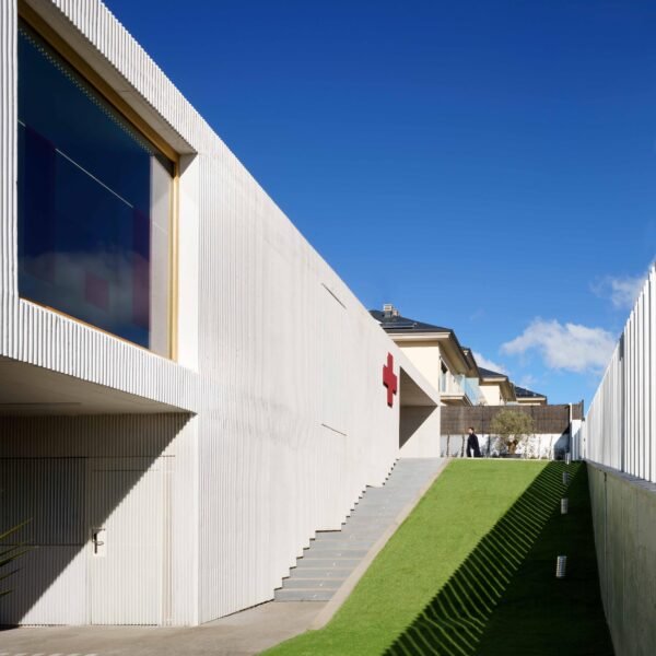 Israel Alba Estudio - Sede Cruz Roja (Jesús Granada y María Arias)