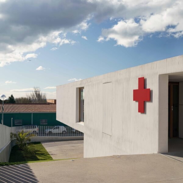 Israel Alba Estudio - Sede Cruz Roja (Jesús Granada y María Arias)