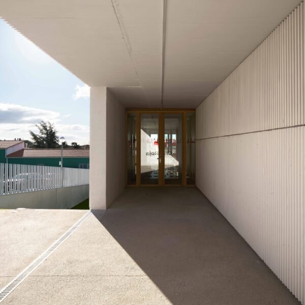 Israel Alba Estudio - Sede Cruz Roja (Jesús Granada y María Arias)