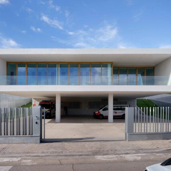 Israel Alba Estudio - Sede Cruz Roja (Jesús Granada y María Arias)