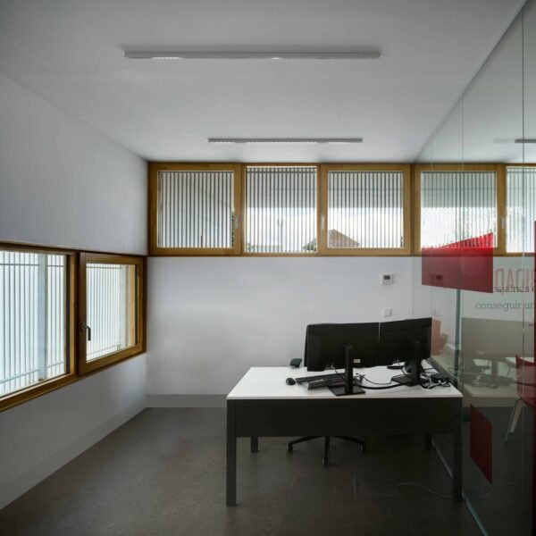 Israel Alba Estudio - Sede Cruz Roja (Jesús Granada y María Arias)