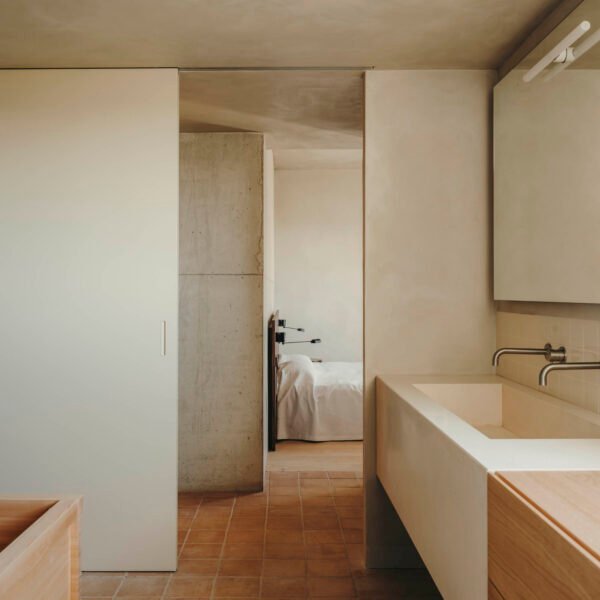 Skye Maunsell Studio + Jordi Veciana + Juan Gurrea Rumeu - Casa TD (Salva López + simone Marcolin)