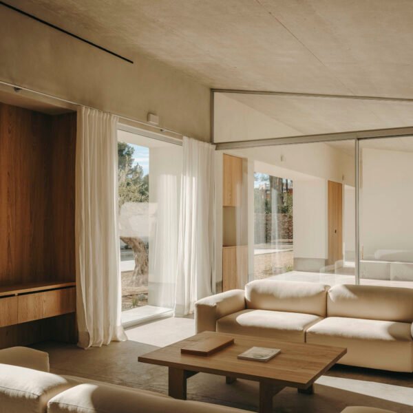 Skye Maunsell Studio + Jordi Veciana + Juan Gurrea Rumeu - Casa TD (Salva López + simone Marcolin)