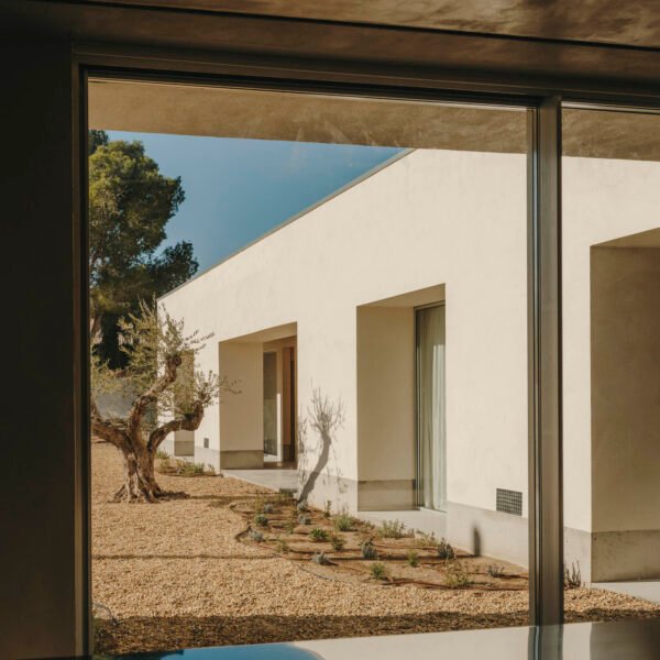 Skye Maunsell Studio + Jordi Veciana + Juan Gurrea Rumeu - Casa TD (Salva López + simone Marcolin)