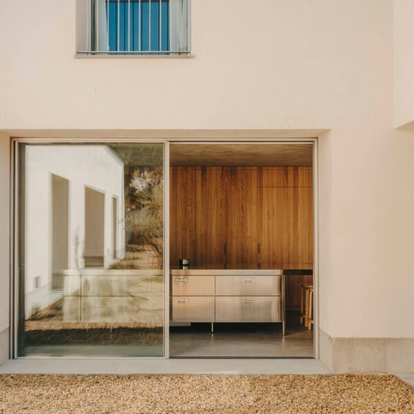 Skye Maunsell Studio + Jordi Veciana + Juan Gurrea Rumeu - Casa TD (Salva López + simone Marcolin)