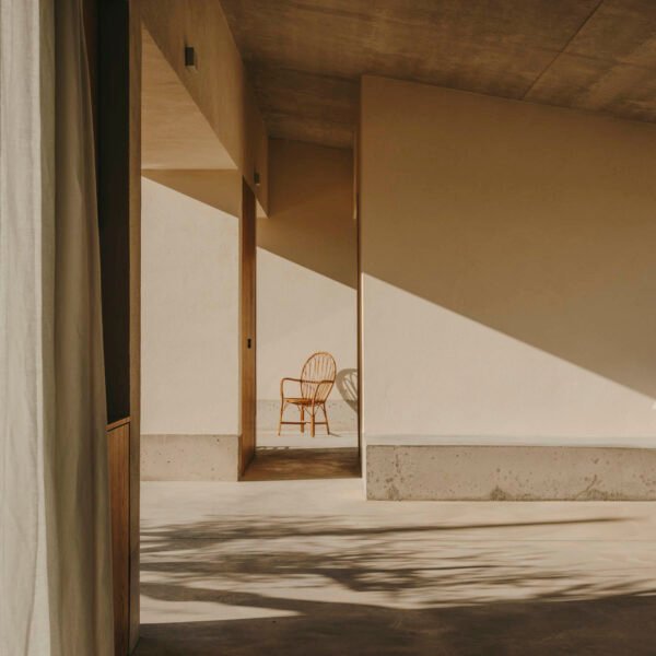 Skye Maunsell Studio + Jordi Veciana + Juan Gurrea Rumeu - Casa TD (Salva López + simone Marcolin)