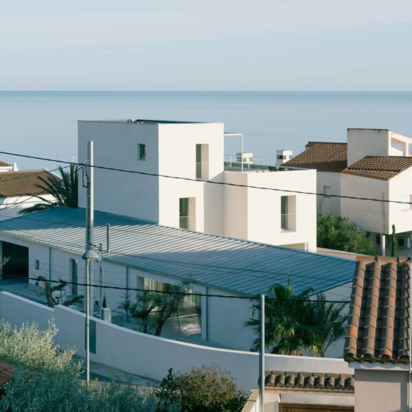 Skye Maunsell Studio + Jordi Veciana + Juan Gurrea Rumeu - Casa TD (Salva López + simone Marcolin)