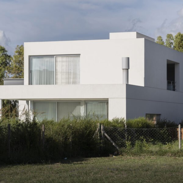 Anibal Bizzotto + Bruno Sirabo - Casa en Santa Emilia (Albano García)