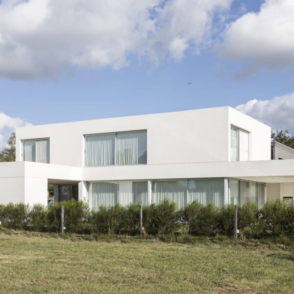 Anibal Bizzotto + Bruno Sirabo - Casa en Santa Emilia (Albano García)