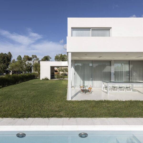 Anibal Bizzotto + Bruno Sirabo - Casa en Santa Emilia (Albano García)
