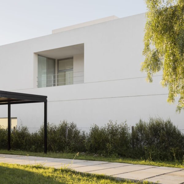 Anibal Bizzotto + Bruno Sirabo - Casa en Santa Emilia (Albano García)