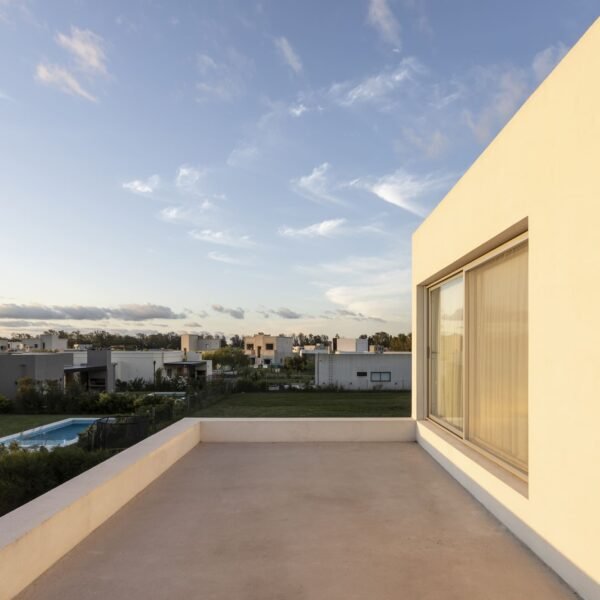 Anibal Bizzotto + Bruno Sirabo - Casa en Santa Emilia (Albano García)