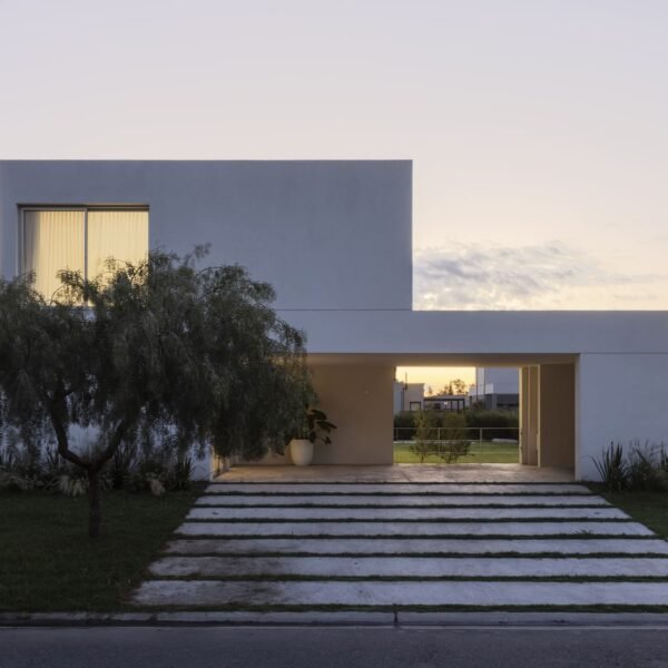 Anibal Bizzotto + Bruno Sirabo - Casa en Santa Emilia (Albano García)