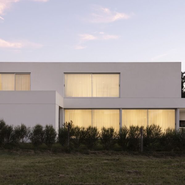 Anibal Bizzotto + Bruno Sirabo - Casa en Santa Emilia (Albano García)
