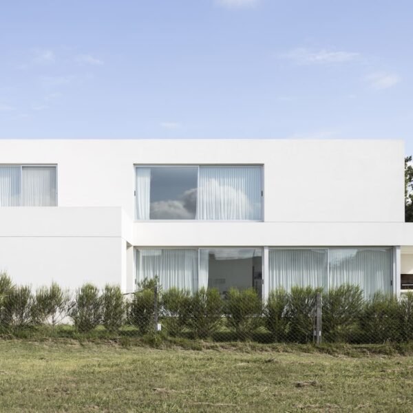 Anibal Bizzotto + Bruno Sirabo - Casa en Santa Emilia (Albano García)