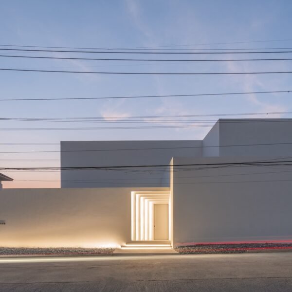 WARchitect - Residencia empotrada (Rungkit Charoenwat)