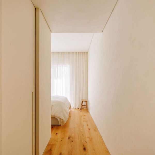 El enfoque estético fue claro y minimalista, enfatizando las texturas de los materiales utilizados: roble para los elementos de madera, travertino para los elementos de piedra y pintura de cal para el acabado de las paredes, puertas y armarios.