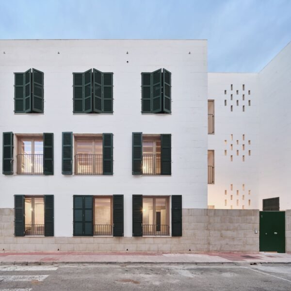 MIBA + Simbiotiqa - Viviendas Sociales Es Migjorn (Adrià Goula)