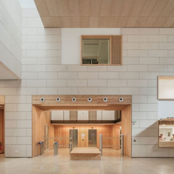 OAB + Peñín Arquitectos + AFAA - Sede EMH (Joan Guillamat)