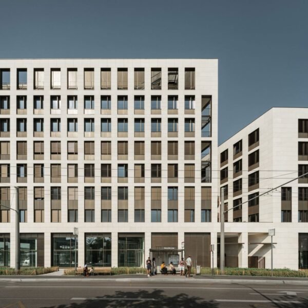 OAB + Peñín Arquitectos + AFAA - Sede EMH (Joan Guillamat)