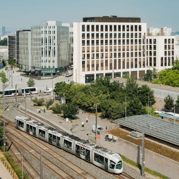 OAB + Peñín Arquitectos + AFAA - Sede EMH (Joan Guillamat)