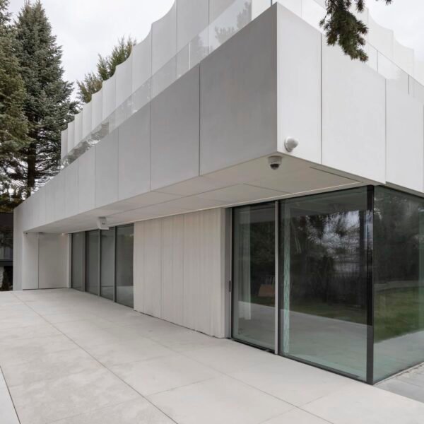 Ucees - La Casa Blanca (Pawel Ulatowski)